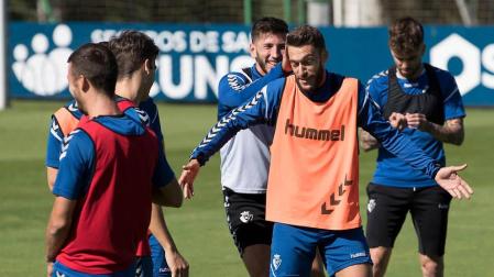 Bromas entre Roberto Torres y David García, ante Oier e Iñigo Pérez. A la derecha, Rober Ibáñez, ya casi recuperado de la lesión.