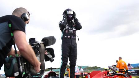 Hamilton gana con el coche pinchado y Sainz pierde una valiosa cuarta plaza al final