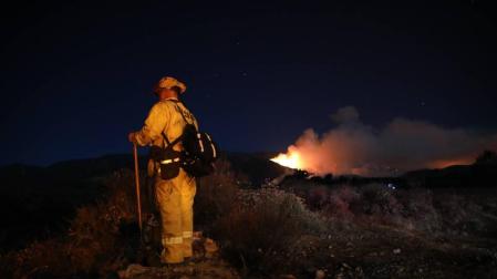 Cientos de evacuados por un fuerte incendio en el condado californiano de Riverside