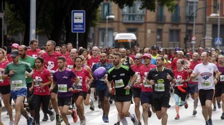 El centro de Pamplona ha sido el escenario de la VI Carrera Solidaria Navarra por ANFAS que impulsa cada año Laboral Kutxa y que en esta edición ha recaudado entre 15.000 y 16.000 euros.