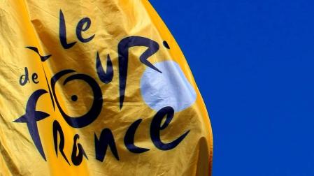 Una bandera, con el logotipo del Tour de Francia.