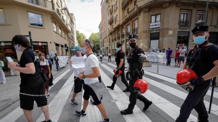 Trabajadores de Siemens Gamesa de Aoiz se han encadenado y han cortado unos minutos una calle en Pamplona.