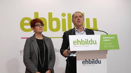 Adolfo Araiz y Bakartxo Ruiz, parlamentarios de EH Bildu, en la rueda de prensa.