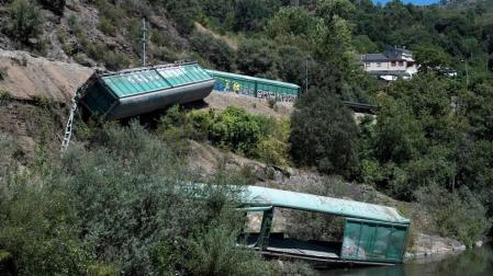 Abren diligencias tras tirar al río dos vagones de Adif en Orense