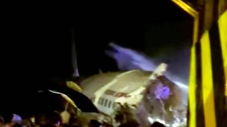 Un avión se parte en trozos tras aterrizar en un aeropuerto del sur de India