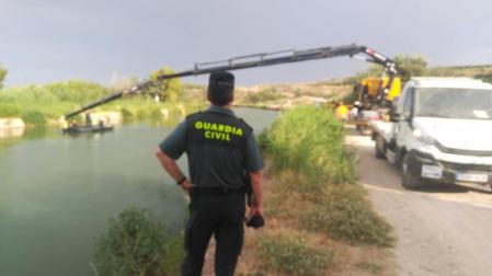 Sacan en Ribaforada un vehículo caído al Canal de Navarra