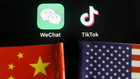 La aplicación WeChat junto a la de TIkTok entre las banderas chinas y norteamericanas.