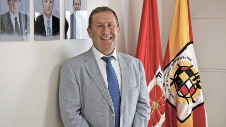 Rafa del Amo, en la Sala de Juntas con los retratos de anteriores presidentes y las banderas de la FNF y la RFEF.