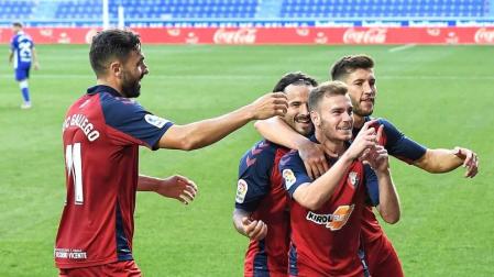 Enric Gallego, Rubén García y David García abrazan a Toni Lato, tras su tanto en Mendizorroza.