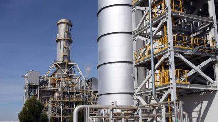 Una de las centrales de ciclo combinado ubicadas en Castejón que EDP ha vendido este año a la petrolera francesa Total.
