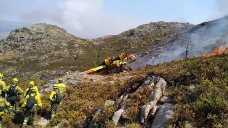 Dos heridos graves al caer un avión que trabajaba en un incendio fronterizo en Ourense