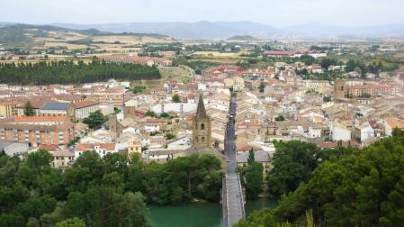 Vista general del casco urbano de Sangüesa, localidad en la que culmina el primer tramo del Camino de Santiago por la vía aragonesa.