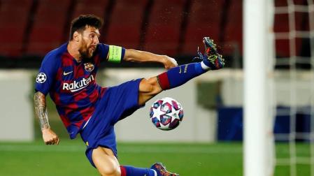 Acrobático remate de Messi frente al Nápoles en el Camp Nou.