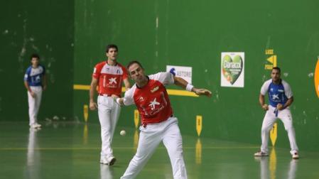 Aimar Olaizola golpea una pelota en presencia de José Javier Zabaleta, con Bengoetxea y Martija de fondo.