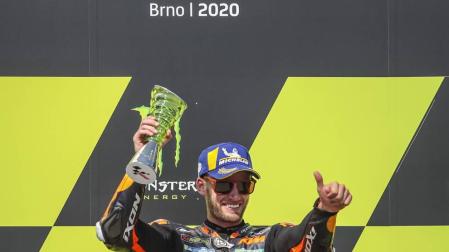 El surafricano Brad Binder (KTM RC 16) celebra su triunfo en el podio.