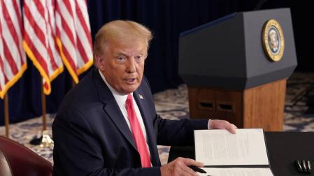 EE UU se acerca a los 5 millones de casos mientras Trump firma medidas económicas