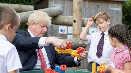 Boris Johnson juega con unos alumnos en The Discovery School en Kent, el pasado 20 de julio.