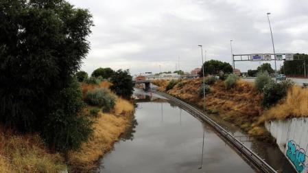 Un herido por un rayo,calles anegadas y vías cortadas