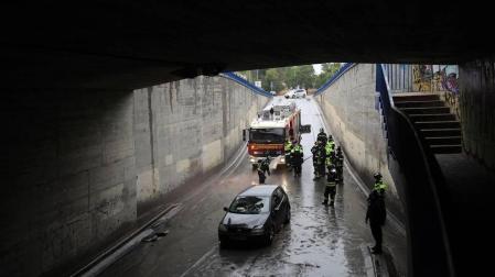 Un herido por un rayo,calles anegadas y vías cortadas