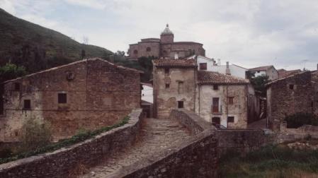 En primer plano, el puente de Monreal y, al fondo, el pueblo.
