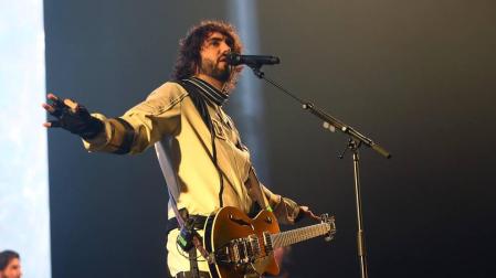 El Navarra Arena sonó ayer con Izal, la banda del pamplonés Mikel Izal Luzuriaga, que llegó al polideportivo pamplonés con su gira Autoterapia, con la que tiene dos fechas la semana que viene el el Wizink de Madrid, una de ellas con todo el billetaje vendido. Cerca de 6.000 personas siguieron el espectáculo, basado en el último disco de estudio de la banda, el cuarto del grupo. Durante más de dos horas de concierto,  ofrecieron un espectáculo renovado en lo visual y en el repertorio. La gira Autorerapia comenzó el pasado 23 de febrero en La Coruña y se prolongará, al menos, hasta septiembre, con fechas en España y otros países europeos
