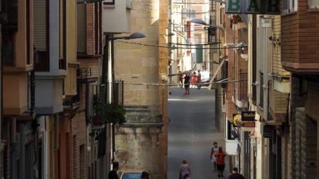 Actividad diaria en la calle Mayor de Lerín, una vía que vertebra la parte alta del municipio y que constituye un punto de encuentro de los vecinos.