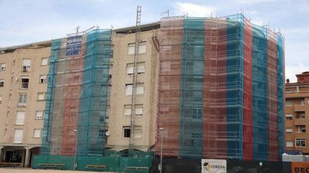 Imagen de las obras de uno de los bloques afectados de la plaza Ezcabazábal en Burlada.