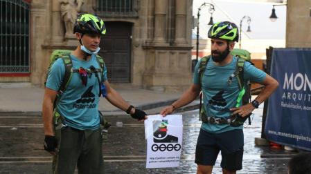 Alberto López y Alberto Alemán, este miércoles a su paso por Pamplona.