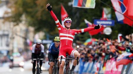 Pedersen se impone en el caos de Yorkshire y sucede a Valverde como campeón del mundo en ruta