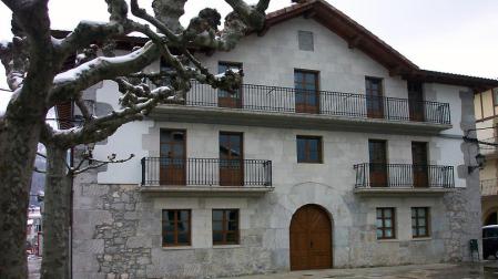 El Ayuntamiento de Uharte Arakil deberá tener la bandera de Navarra