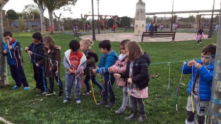 Los niños de Infantil de Arguedas crean arte con la naturaleza