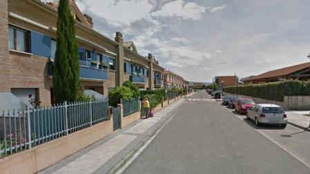 El conductor de una pala excavadora da positivo en alcohol tras chocar contra varios coches