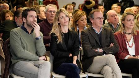 La portavoz del PP en el Congreso, Cayetana Álvarez de Toledo, y el presidente del PP vasco, Alfonso Alonso, junto a Borja Sémper, en un acto en Bilbao