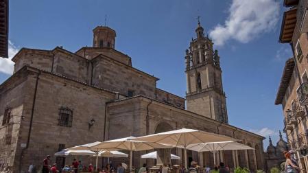 Plaza de Santa María, donde se levanta la iguesia con el mismo nombre y el torreón y se concentra parte de la actividad comercial y turística.