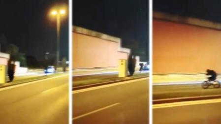 Dos denunciados por agarrarse con la bici a un coche para ver si el radar detectaba su velocidad