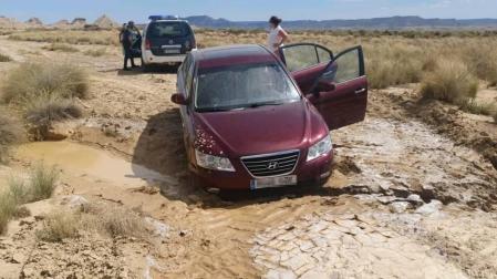 Denunciada por circular por una senda no autorizada y quedar atrapada en las Bardenas