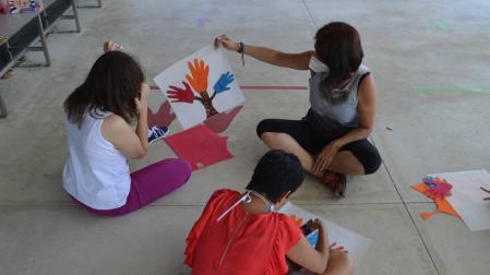Dos alumnas del campamento de verano de Isterria hacen manualidades con su educadora.