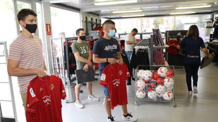 Aficionados de Osasuna en la tienda oficial adquiriendo las nuevas camisetas.