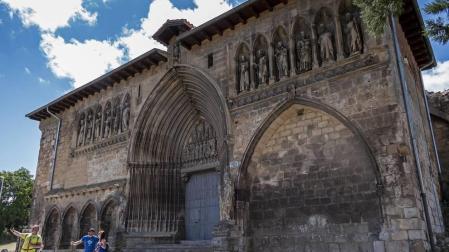 Los peregrinos Alejandro Pardo, Jordan Pardo y Marta Pardo se retratan frente a la iglesia del Santo Sepulcro de Estella, a principios de julio.