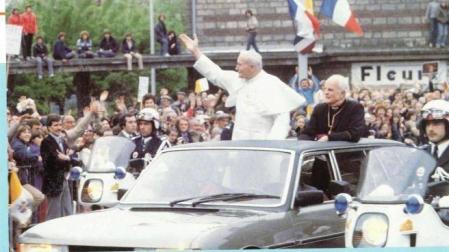 Imagen de Juan Pablo II a bordo del Peugeot 604 Limousine