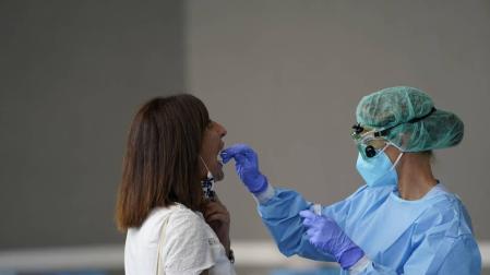 Los nuevos casos suben a 2.128 y Sanidad añade 5.000 positivos a la cifra total