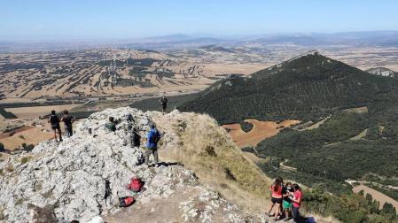 Desde el pasado 4 de agosto, una veintena de voluntarios han estado trabajando en la reconstrucción de esta consolidación, ubicada en una peña que se eleva a 1.000 metros de altitud