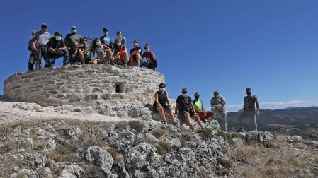 Desde el pasado 4 de agosto, una veintena de voluntarios han estado trabajando en la reconstrucción de esta consolidación, ubicada en una peña que se eleva a 1.000 metros de altitud