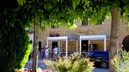 Un grupo de vecinos conversa en la calle. Barásoain hubiera dado comienzo el domingo a sus fiestas patronales.