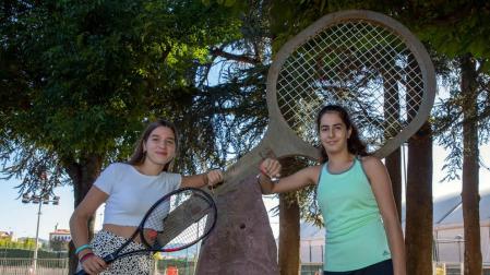Lucía Ibarrola y Nahia Echaide, en el monumento conmemorativo al partido de la Copa Davis disputado en el Club de Tenis.