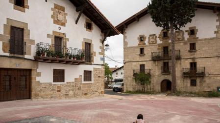 Un menor permanece sentado en una vía del entramado urbano de Iturmendi.