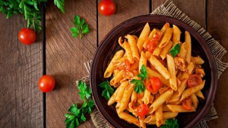 Un plato tradicional de macarrones con tomate natural