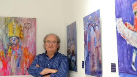 Juan Carlos Pikabea junto a su exposición Tradiciones en la montaña.