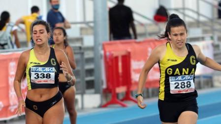 La primera jornada del campeonato navarro absoluto de atletismo se disputó este sábado en las pistas de Larrabide. Las diferentes pruebas tuvieron que disputarse a puerta cerrada debido a las medidas de seguridad por la pandemia del coronavirus.