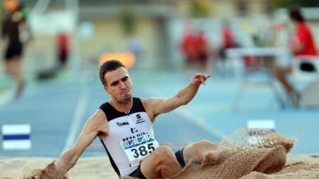 La primera jornada del campeonato navarro absoluto de atletismo se disputó este sábado en las pistas de Larrabide. Las diferentes pruebas tuvieron que disputarse a puerta cerrada debido a las medidas de seguridad por la pandemia del coronavirus.